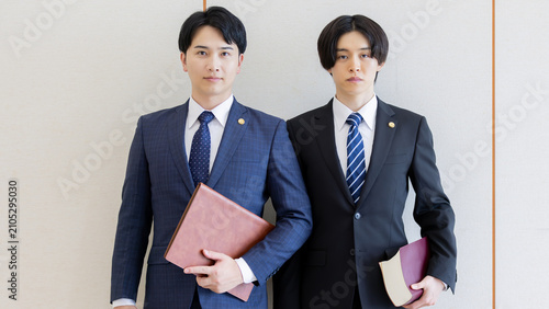 若手日本人弁護士2人のポートレート