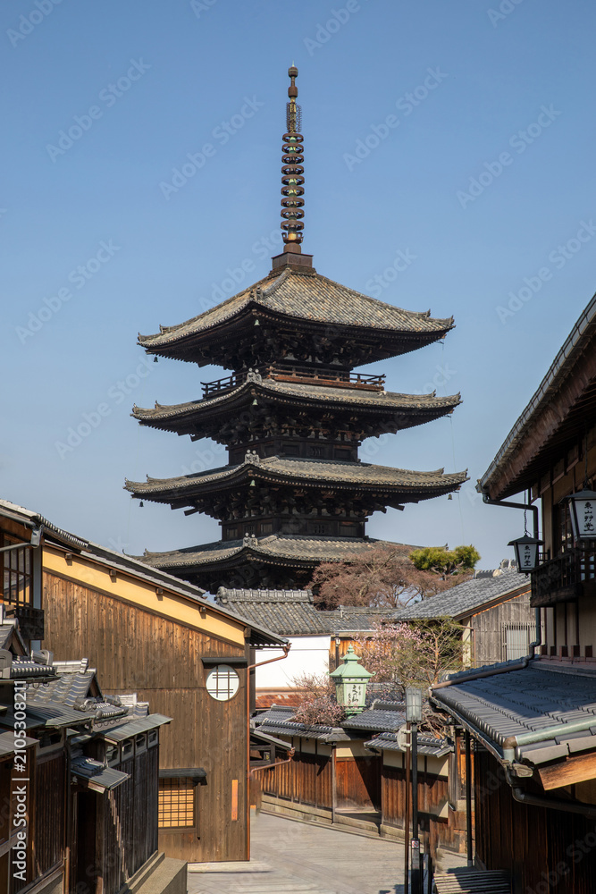 Fototapeta premium 목조주택,골목,마을,오층목탑,호칸지(Hokan-ji Temple),히가시야마,교토,일본