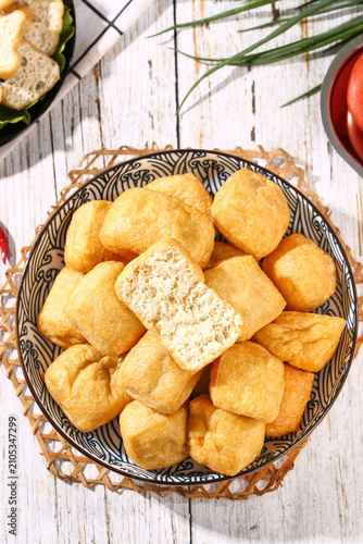 Fotografía Deep Fried Golden Tofu Cubes in Traditional Bowl - Delicious Asian Vegetarian Di