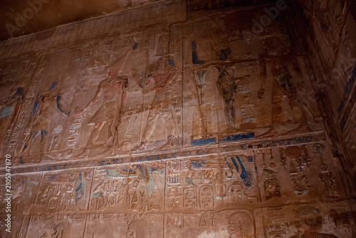 Foto Ancient Egyptian wall reliefs with colorful hieroglyphs inside Edfu Temple Egypt