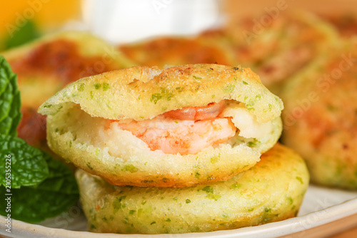 Foto Golden fried shrimp and cod croquettes with herbs