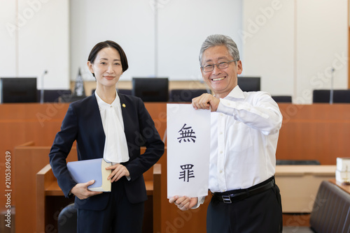 Canvastavla 法廷で無罪の書を掲げる依頼人と女性弁護士