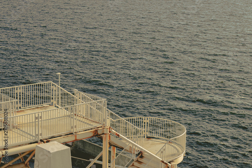 Obraz na plátně Metal observation deck railing overlooking calm gray sea
