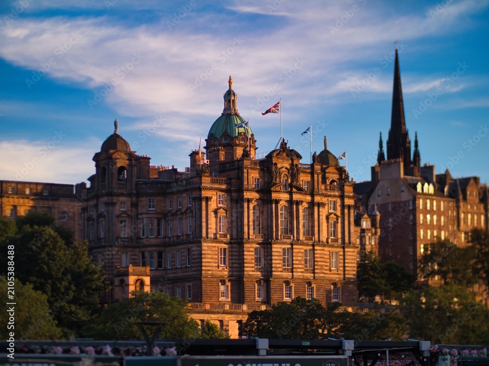 Obraz premium Edinburgh old town architecture illuminated by sunset light