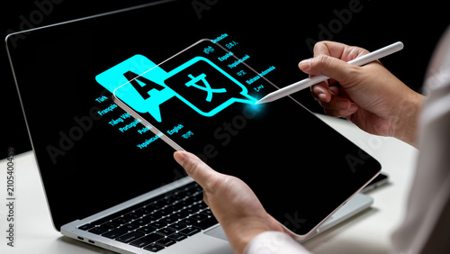 Foto A person uses a stylus on a tablet showing a glowing translation icon interface
