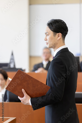 Foto 法廷で弁論に臨む男性弁護士の横顔