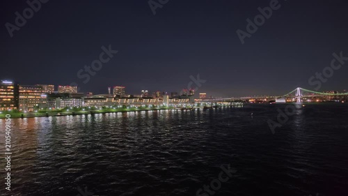 ライトアップされた運河沿いの公園を望む夜の風景。