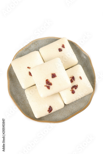 Foto Handmade White Sugar Cake with Dates on Ceramic Plate - Delicious Breakfast Dess