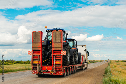 Foto A cargo trawl carries tractors along the highway