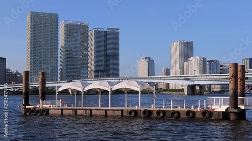 船着場とタワーマンションが見える運河の風景。
