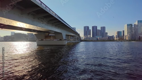 運河にかかる大きな橋と高層マンションが見える風景。