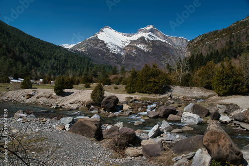 Schilderij op canvas The Bujaruelo Valley, through which the Ara River flows, along with the mountains, the meltwater from the Aragonese Pyrenees, the Ordesa and Monte Perdido National Park, the Pyrenees, and Huesca