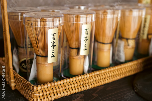 Quadro su tela ケースに入った伝統的な茶道具・茶筅（百本立）