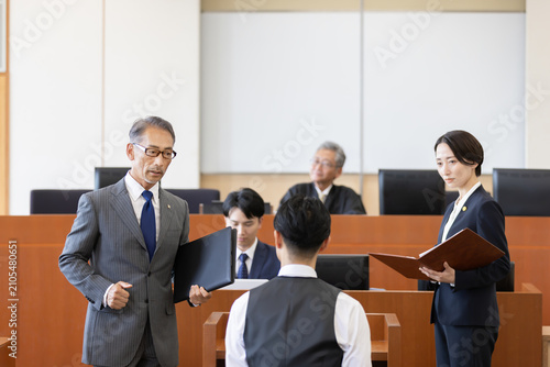Cuadro en lienzo 法廷で証人尋問を行う検察官と弁護士が対立する裁判風景