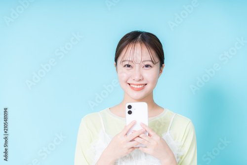 Obraz na płótnie スマホを使う若い女性