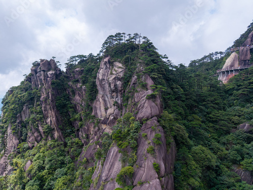 Quadro su tela Stunning aerial view of the rocky cliffs and lush green trees at Sanqingshan Mou
