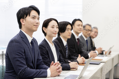 ビジネスセミナーで講義を受講するビジネスパーソン