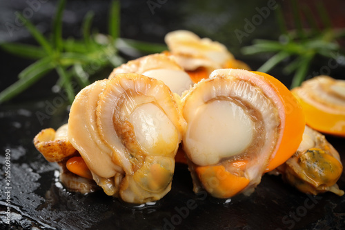 Fotografie Fresh Shucked Scallops with Colorful Shells on Slate - Premium Seafood from Qing