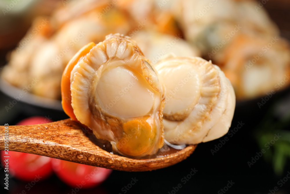 Obraz premium Fresh Shucked Scallops from Qingdao on Wooden Spoon - Raw Seafood Meat Without Shells
