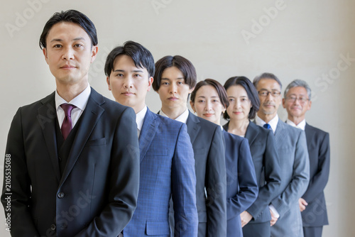 多世代で構成されたビジネスチームのリーダーシップポートレート