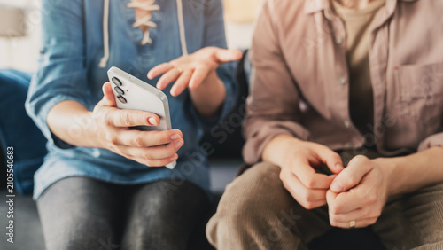 Foto Relationship conflict after reading phone message