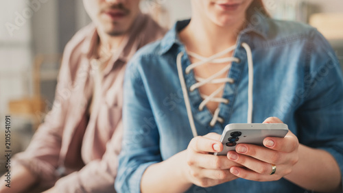 Cuadro en lienzo Relationship trust and smartphone privacy