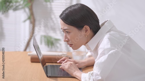 パソコンを使う女性