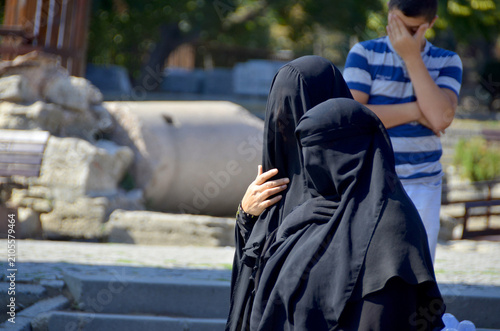 Obraz na plátne ISTANBUL TURKEY: Muslim veiled woman in the heart of downtown Istanbul