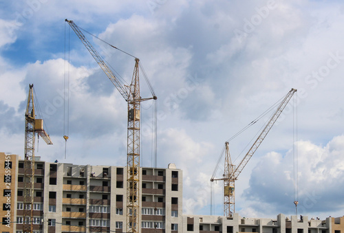 Foto A multi-storey residential building under construction with several yellow tower