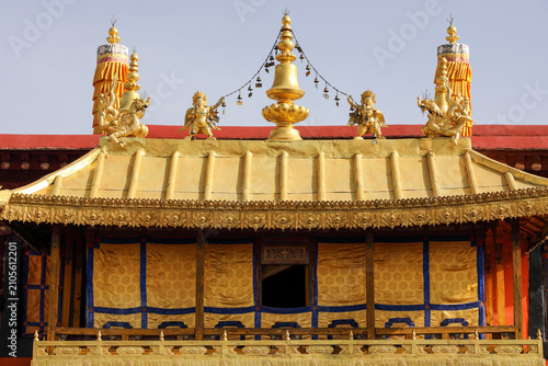 Tableau sur toile Golden Tibetan Buddhist Temple Roof in Lhasa, Tibet
