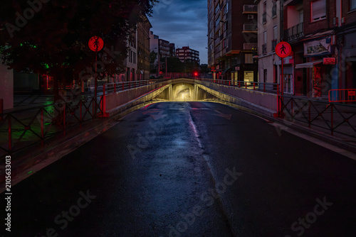 Konstfotografi ciudad de Valladolid por la noche con las farolas  apagadas por una tormenta con