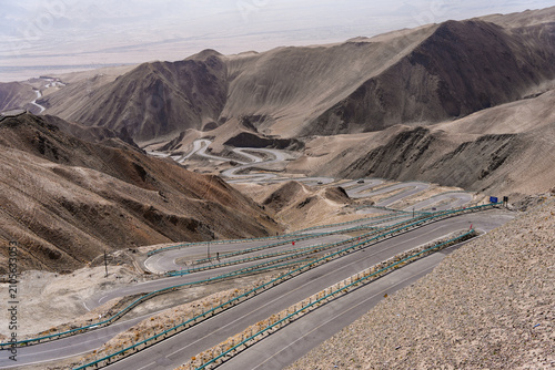 Foto Winding Mountain Road in a Barren Desert Landscape