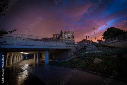 Fotografie ciudad de Valladolid por la noche con las farolas  apagadas por una tormenta con