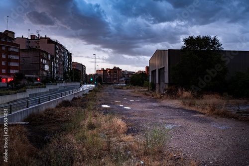 centro urbano con poca luz solo la de los semáforos
