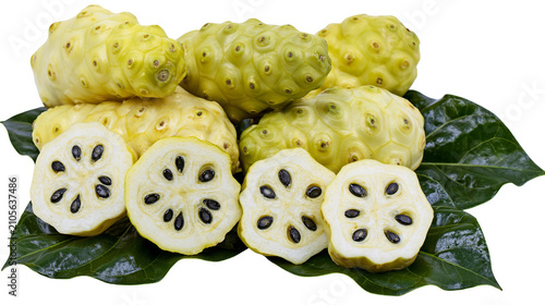 Foto Noni fruits whole and sliced with seeds on green leaves