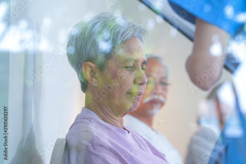 Quadro su tela Medical care moment: Elderly Asian friends gather to chat and laugh together nea