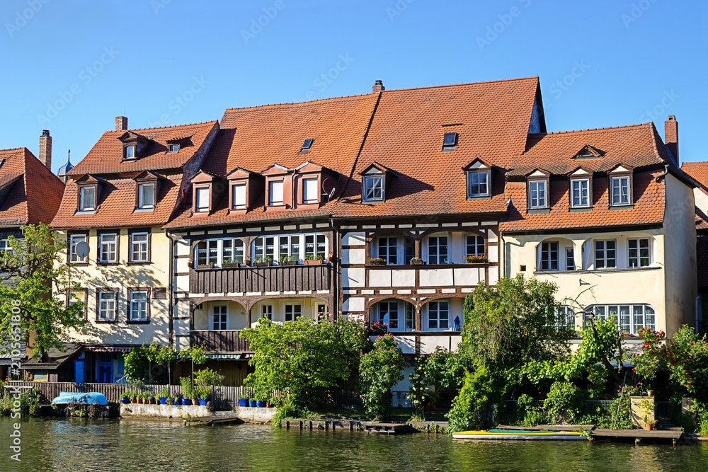 Obraz premium bamberg, deutschland - idyllische häuserzeile in klein-venedig