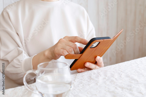 スマホを操作する女性
