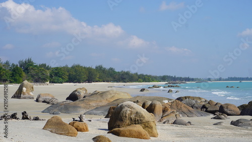 фотографія A coastal landscape featuring sprawling granite rock formations, located on Bangka Island, Indonesia