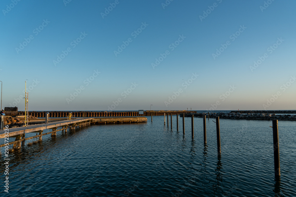 Fototapeta premium Hafenmole in Klintholhavn in der Abenddämmerung, Dänemark