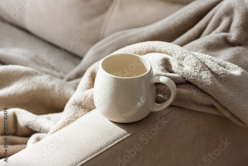 Cuadro en lienzo Warm coffee mug on cozy sofa blanket
