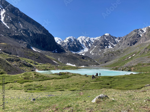 Cuadro en lienzo Hiking to the high-mountain lake Karakabak in the Altai Mountains in summer