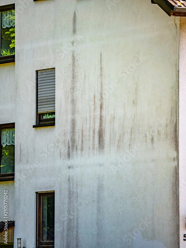 Feuchte und verschmutzte Hauswand
