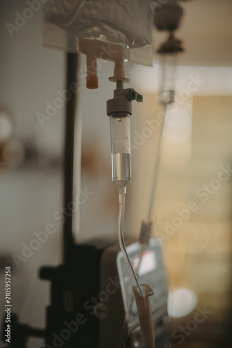 Poche de perfusion intraveineuse dans un environnement hospitalier