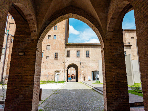 Fotografi Castello dei Pio archways framing a stone courtyard with traditional brick build