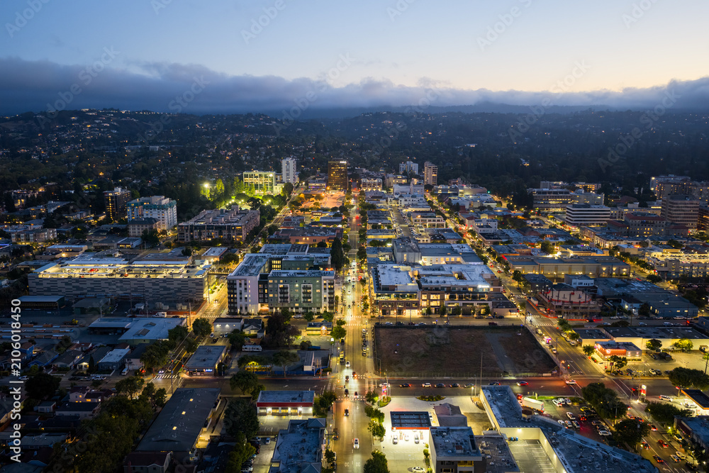 Obraz premium San Mateo California - Aerial Shot of Downtown San Mateo at Night Looking down 4th St Facing West