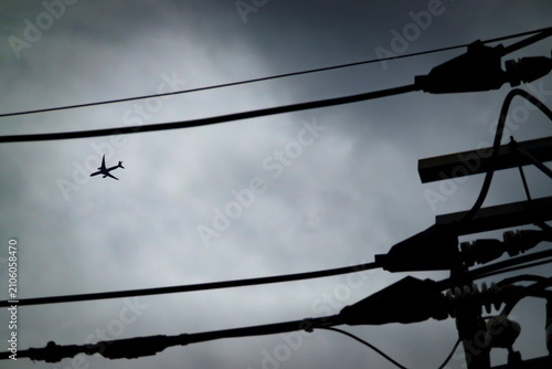 Foto 電線越しに望むジェット旅客機