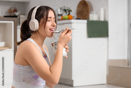 Sporty young woman with hea...