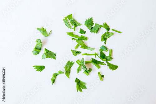 Foto chopped fresh parsley herb isolated on white