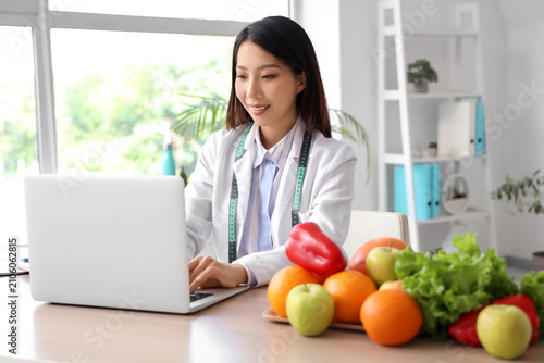 Female Asian nutritionist w...